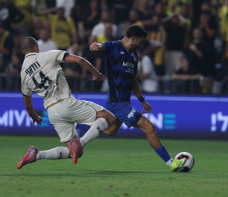 Roy Levy (Hapoel Petah Tikva) controls the ball