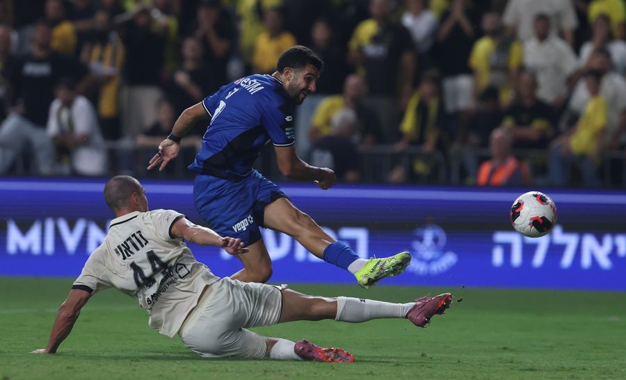 Luka Gadrani (#44, Beitar Jerusalem) slides to block the ball
