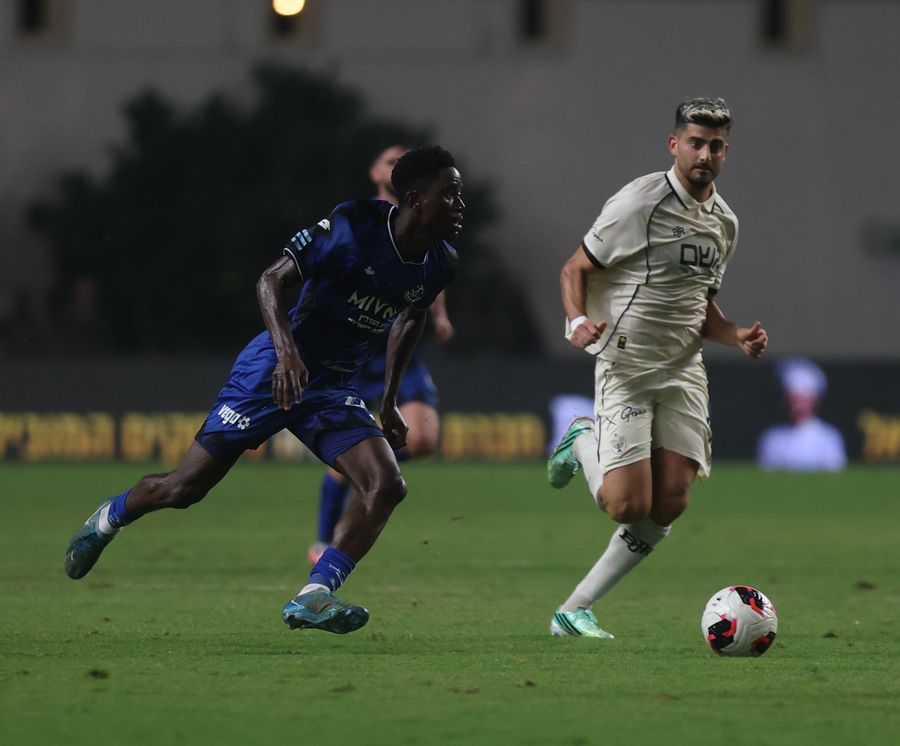 Tomer Yosefi (Beitar Jerusalem) sprints down the left wing as Karim Kimvuidi (Hapoel Petah Tikva) runs towards the ball