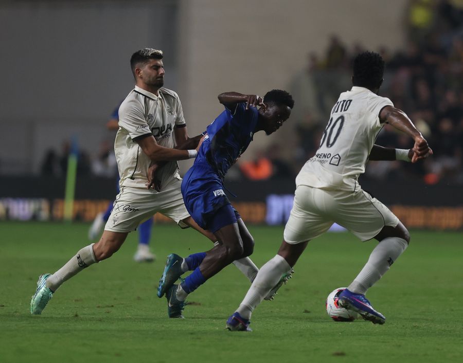 Tomer Yosefi (Beitar Jerusalem) is being tackled by two opponents