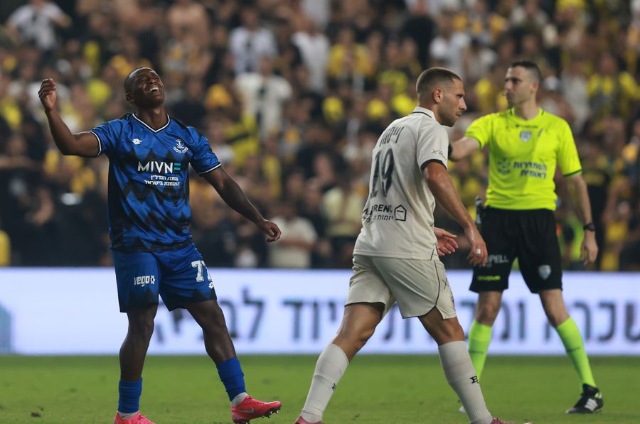 Clé (Hapoel Petah Tikva) celebrates with arms outstretched