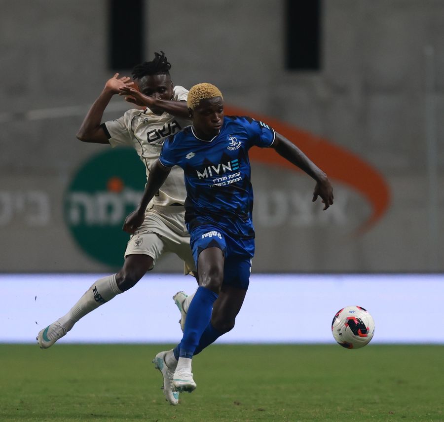Nana Antwi (Beitar Jerusalem) chases the ball