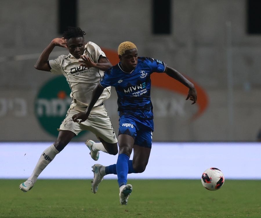 Nana Antwi (Beitar Jerusalem) runs towards the ball