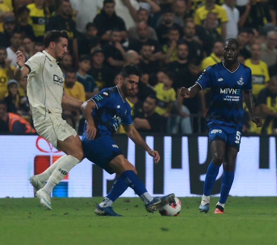 Stav Israeli (Hapoel Petah Tikva) and Alex Moussounda (Hapoel Petah Tikva) control the ball