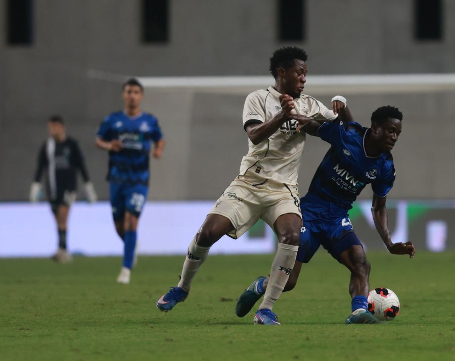 Karim Kimvuidi (Hapoel Petah Tikva) challenges for the ball as Alexis Serna (Beitar Jerusalem) defends against an opponent