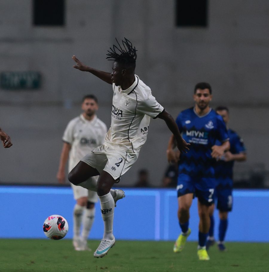 Nana Antwi (#2, Beitar Jerusalem) strikes the ball from outside the box