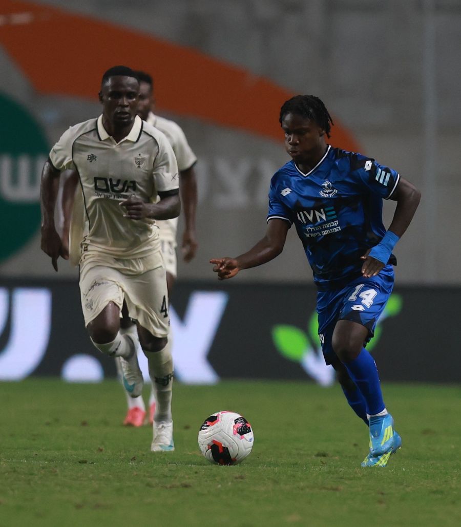 Edmond Asante (#14, Hapoel Petah Tikva) runs towards the ball