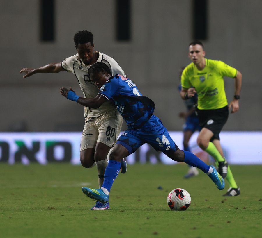 Edmond Asante (#14, Hapoel Petah Tikva) runs with the ball