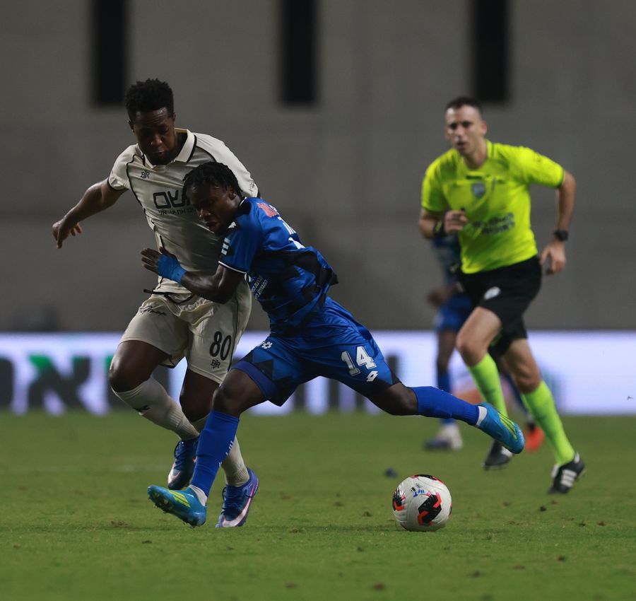 Edmond Asante (#14, Hapoel Petah Tikva) runs with the ball