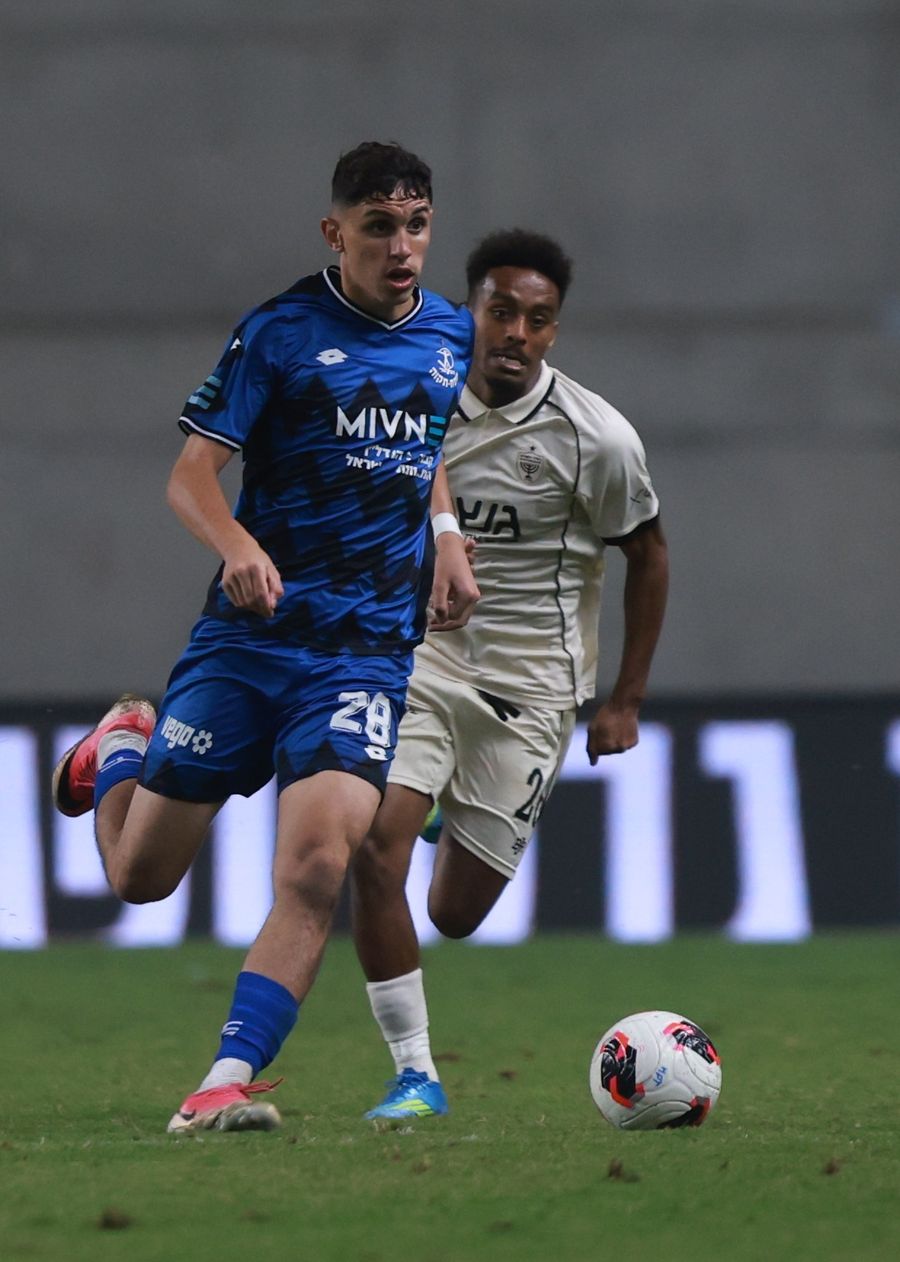 Noam Cohen (#28, Hapoel Petah Tikva) sprints towards the ball
