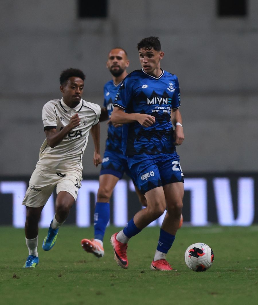 Daniel Worko (Beitar Jerusalem) runs with the ball