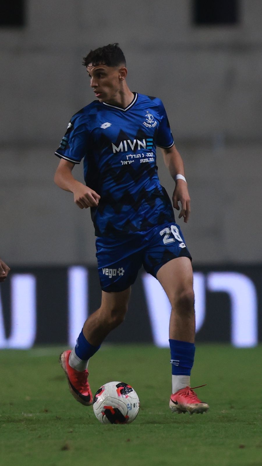 Noam Cohen (#28, Hapoel Petah Tikva) controls the ball with his right foot