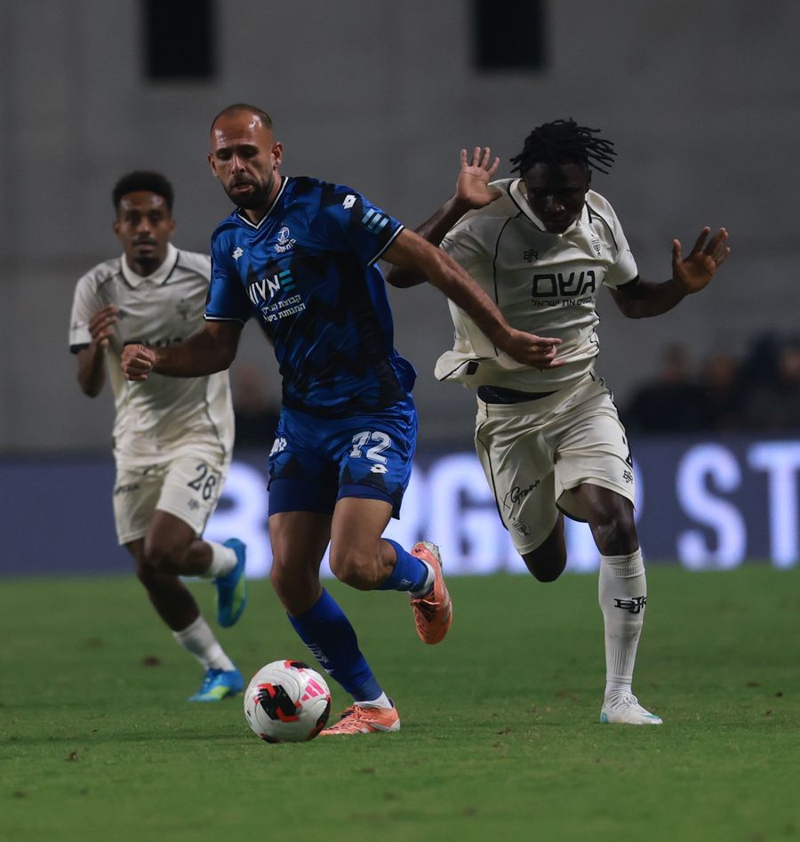 Yazen Nassar (Hapoel Petah Tikva) dribbles the ball past an opponent