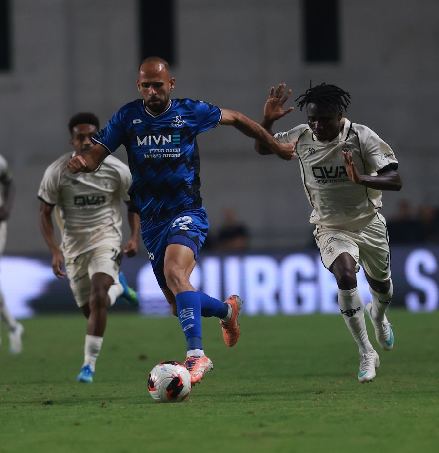 Yazen Nassar (Hapoel Petah Tikva) strikes the ball with his right foot