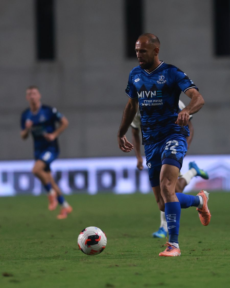 Yazen Nassar (Hapoel Petah Tikva) dribbles the ball with his right foot