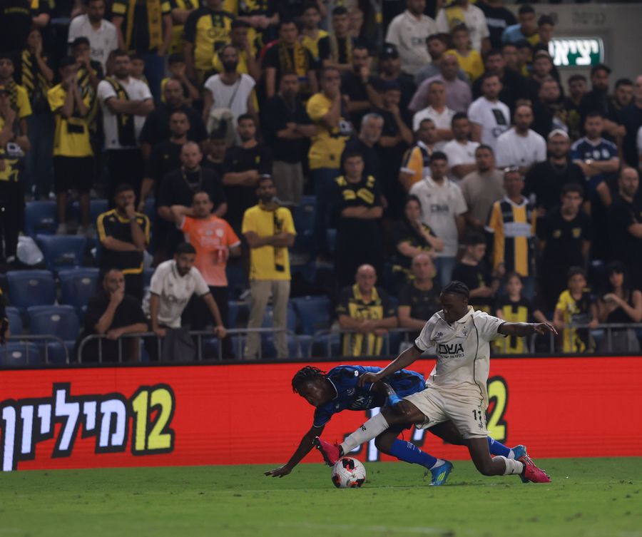 Timothy Muzie (Beitar Jerusalem) defends the ball from an opponent