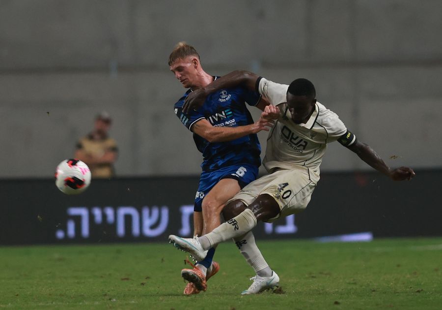 Boris Enow (#40, Beitar Jerusalem) defends against an opponent