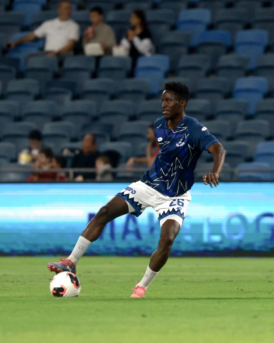 Karim Kimvuidi (Hapoel Petah Tikva) strikes the ball with his right foot