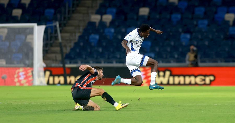 Karim Kimvuidi (Hapoel Petah Tikva) jumps to challenge for the ball