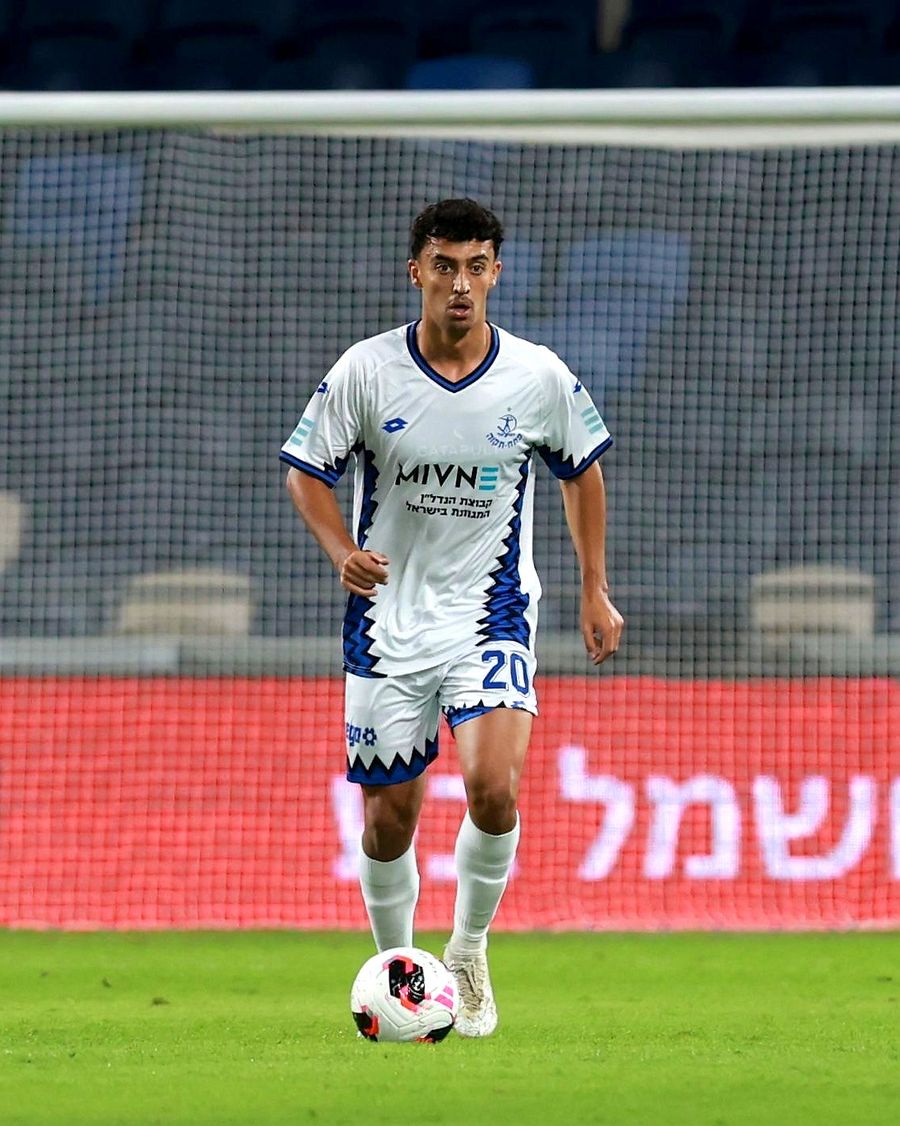 Or Israelov (#20, Hapoel Petah Tikva) controls the ball with his right foot