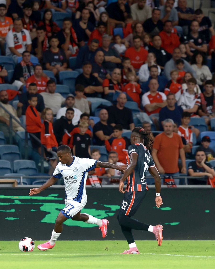 Clé (Hapoel Petah Tikva) strikes the ball from outside the box