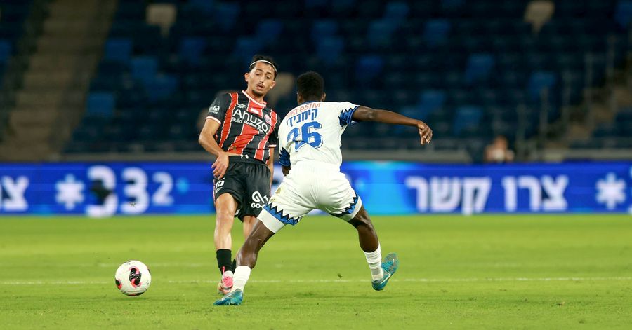 Yaad Gonen (Hapoel Haifa) controls the ball