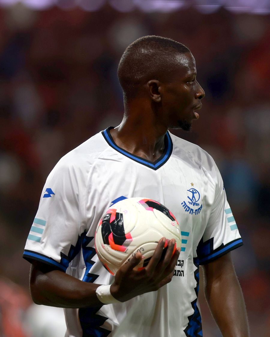 Hamidou Keyta (Hapoel Petah Tikva) is holding the ball