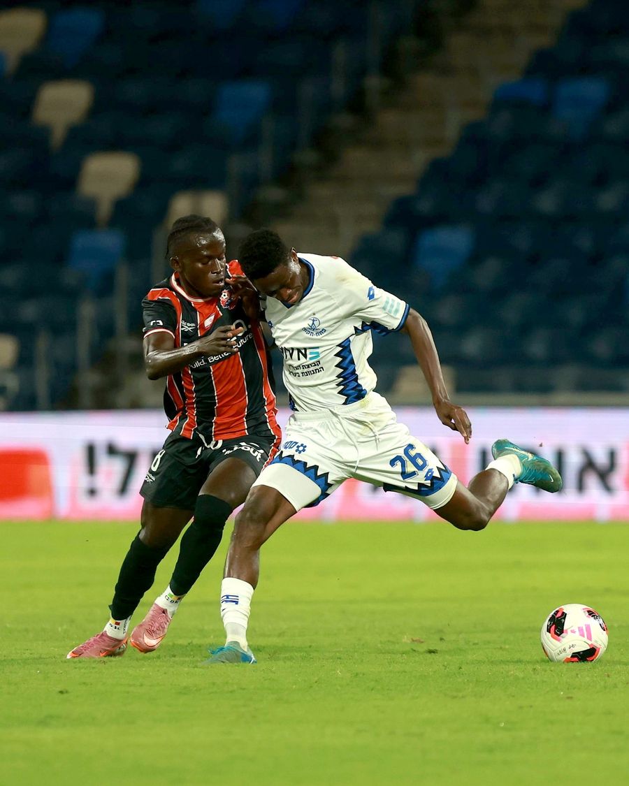 Cheick Keita (#8, Hapoel Haifa) runs with the ball