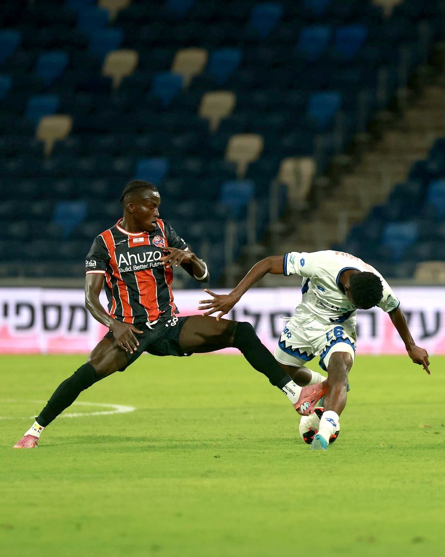 Cheick Keita (Hapoel Haifa) runs and attempting to tackle the opponent