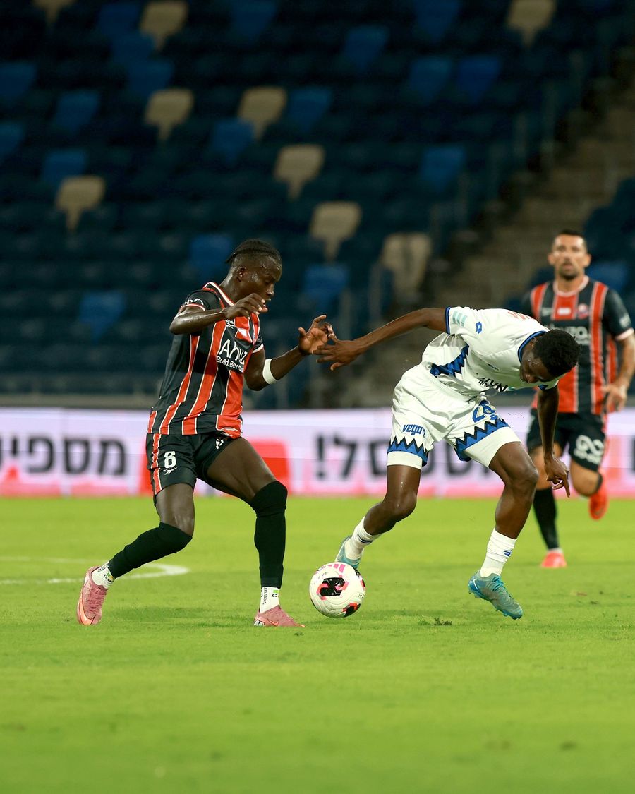 Cheick Keita (Hapoel Haifa) challenges for the ball