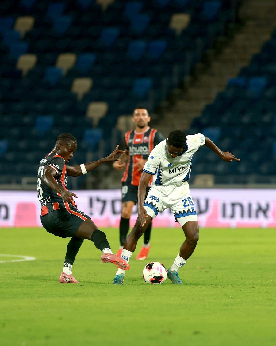 Shay Elias (Hapoel Haifa) and Cheick Keita (Hapoel Haifa) are attempting to block the ball