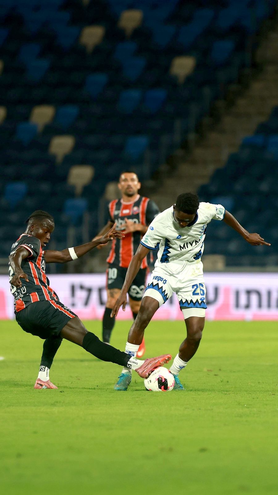 Karim Kimvuidi (#26, Hapoel Petah Tikva) dribbles the ball