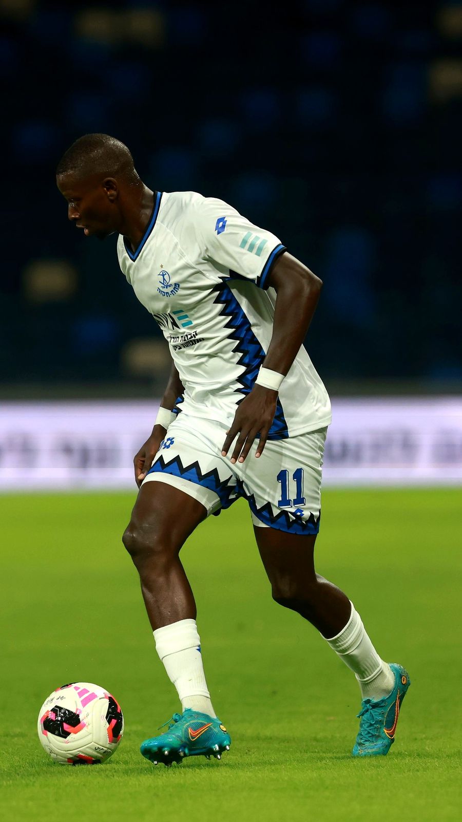 Hamidou Keyta (#11, Hapoel Petah Tikva) controls the ball with his right foot