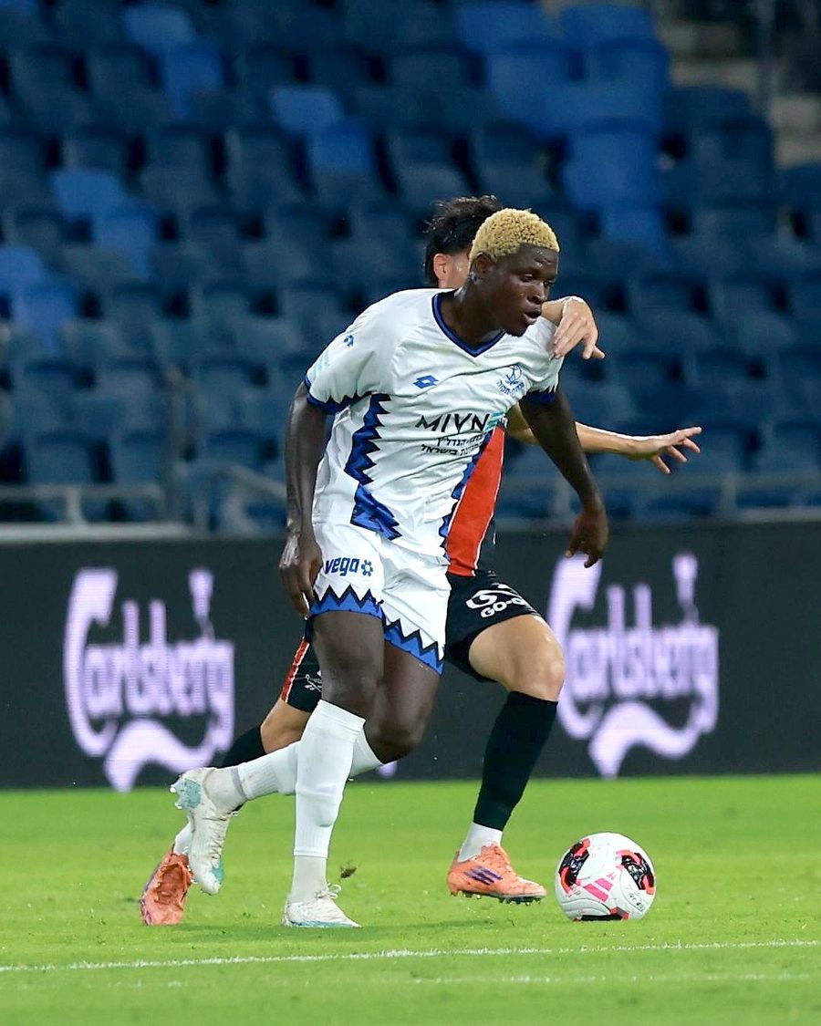 Yves Erick Bile (Hapoel Petah Tikva) runs with the ball