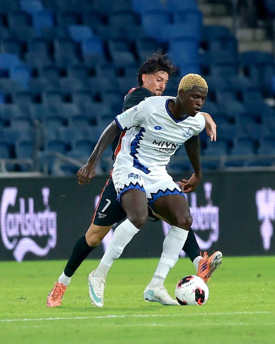 Yves Erick Bile (Hapoel Petah Tikva) defends against an opponent