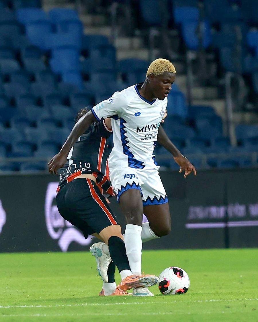 Yves Erick Bile (Hapoel Petah Tikva) defends the ball