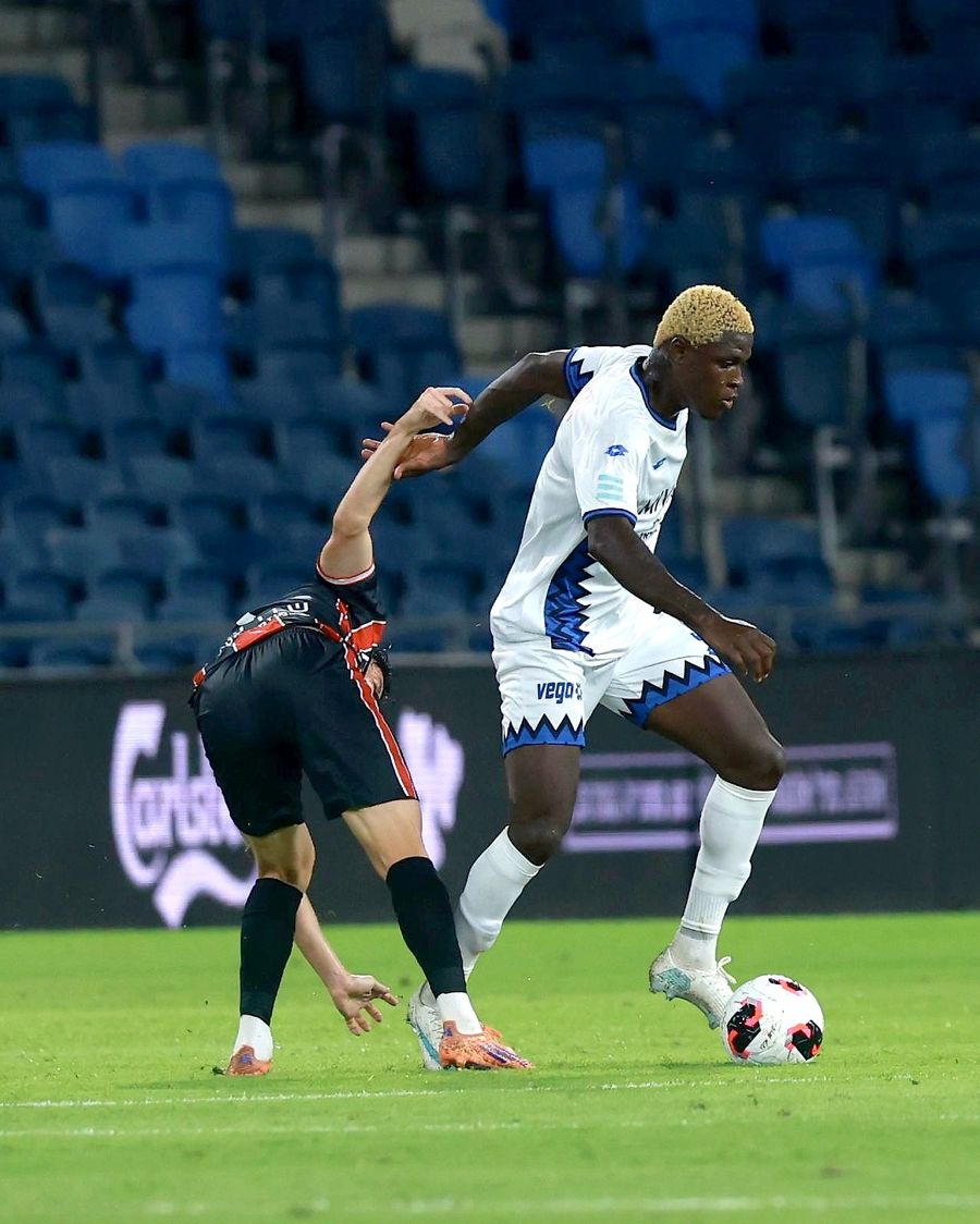 Yves Erick Bile (Hapoel Petah Tikva) dribbles the ball past an opponent