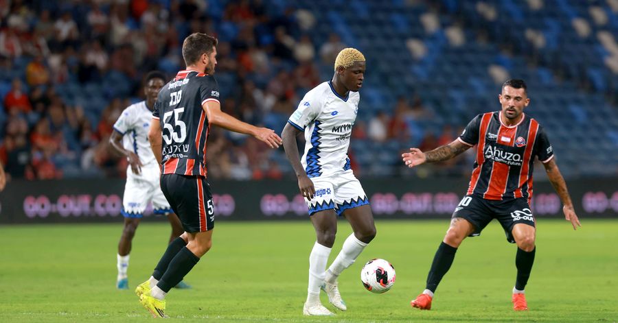 Yves Erick Bile (Hapoel Petah Tikva) controls the ball