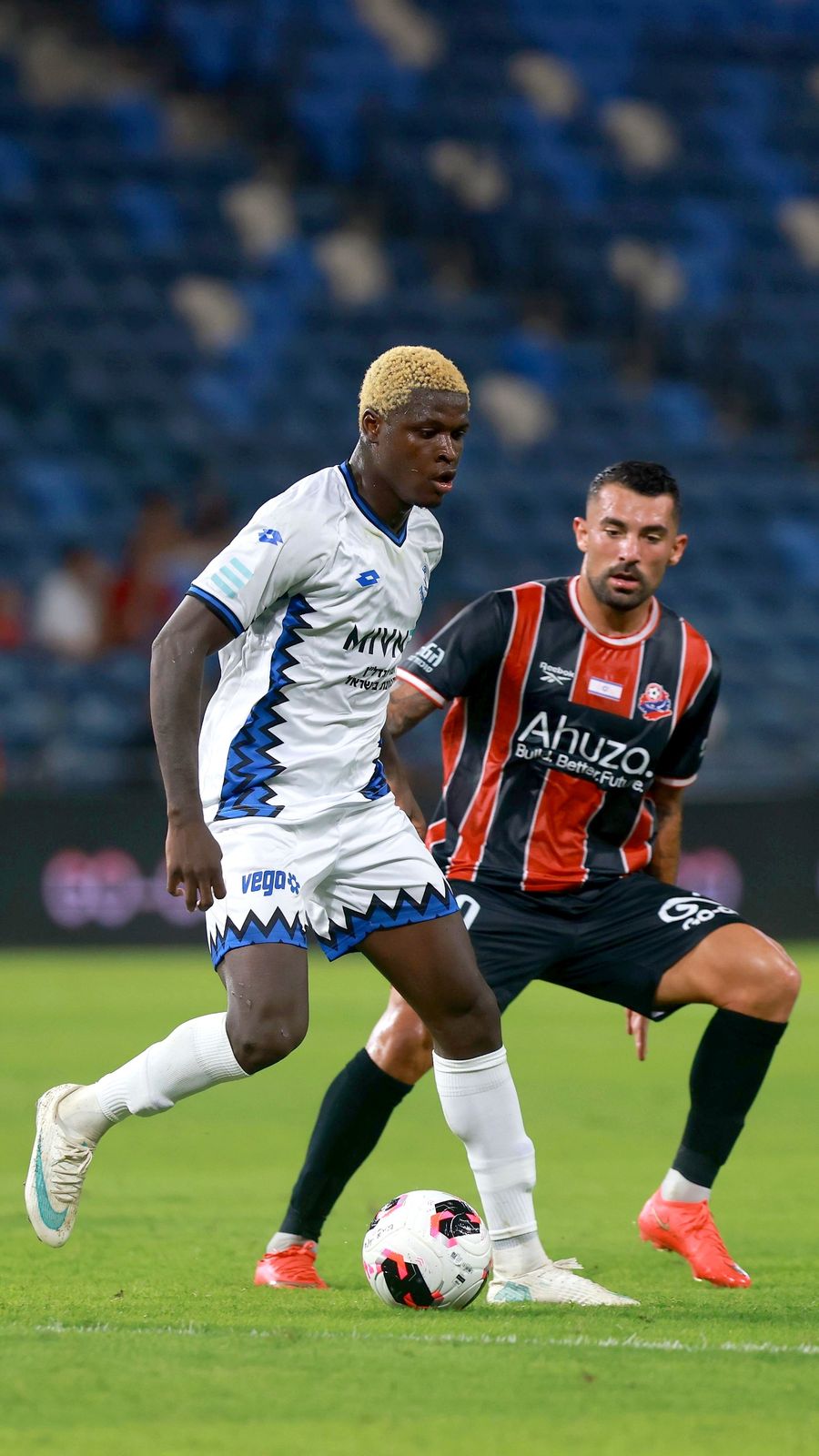 Shay Elias (Hapoel Haifa) dribbles the ball past an opponent