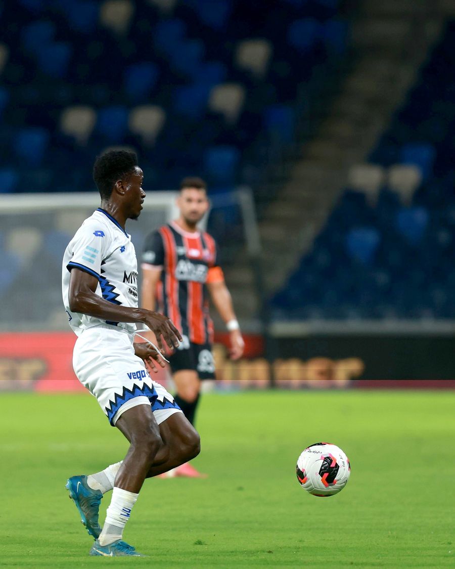 Karim Kimvuidi (Hapoel Petah Tikva) strikes the ball from outside the box