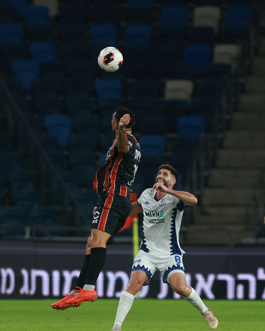 Tomer Altman (Hapoel Petah Tikva) competes for an aerial ball