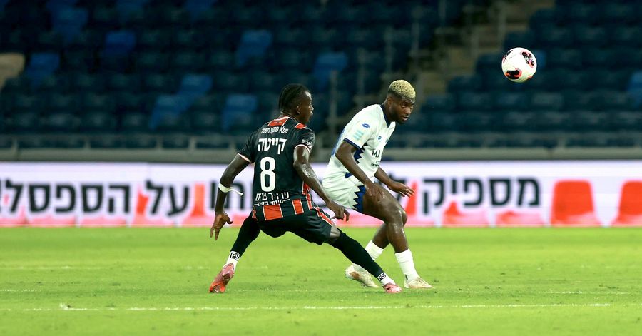 Boni Amian (Hapoel Petah Tikva) heads the ball