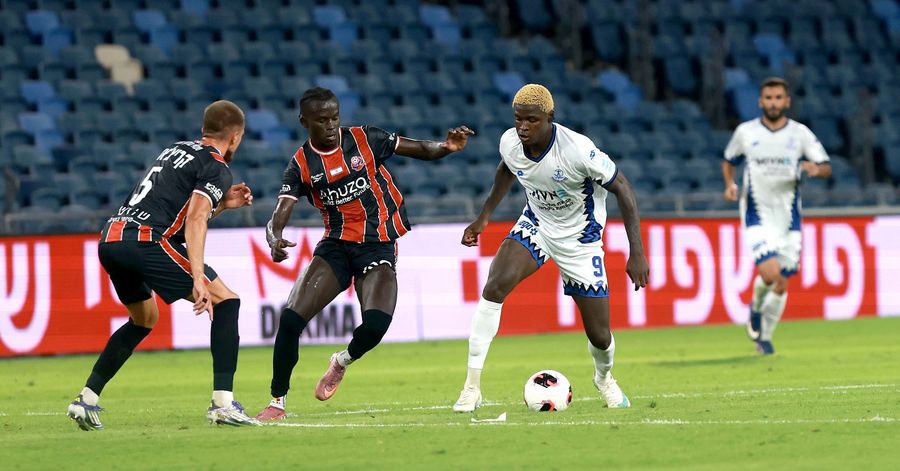 Yves Erick Bile (#9, Hapoel Petah Tikva) controls the ball