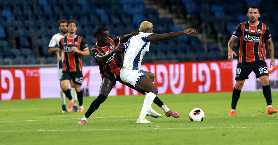 Cheick Keita (Hapoel Haifa) and Shay Elias (Hapoel Haifa) challenge for the ball