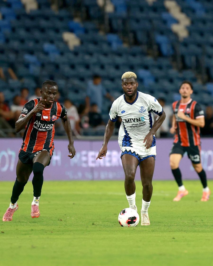 Boni Amian (Hapoel Petah Tikva) controls the ball as Cheick Keita (Hapoel Haifa) runs