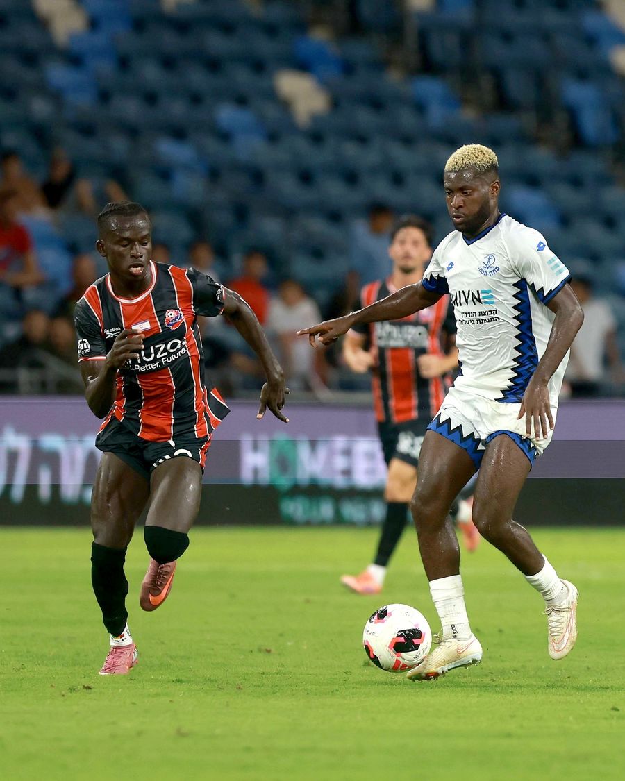 Boni Amian (Hapoel Petah Tikva) is pointing towards the ball
