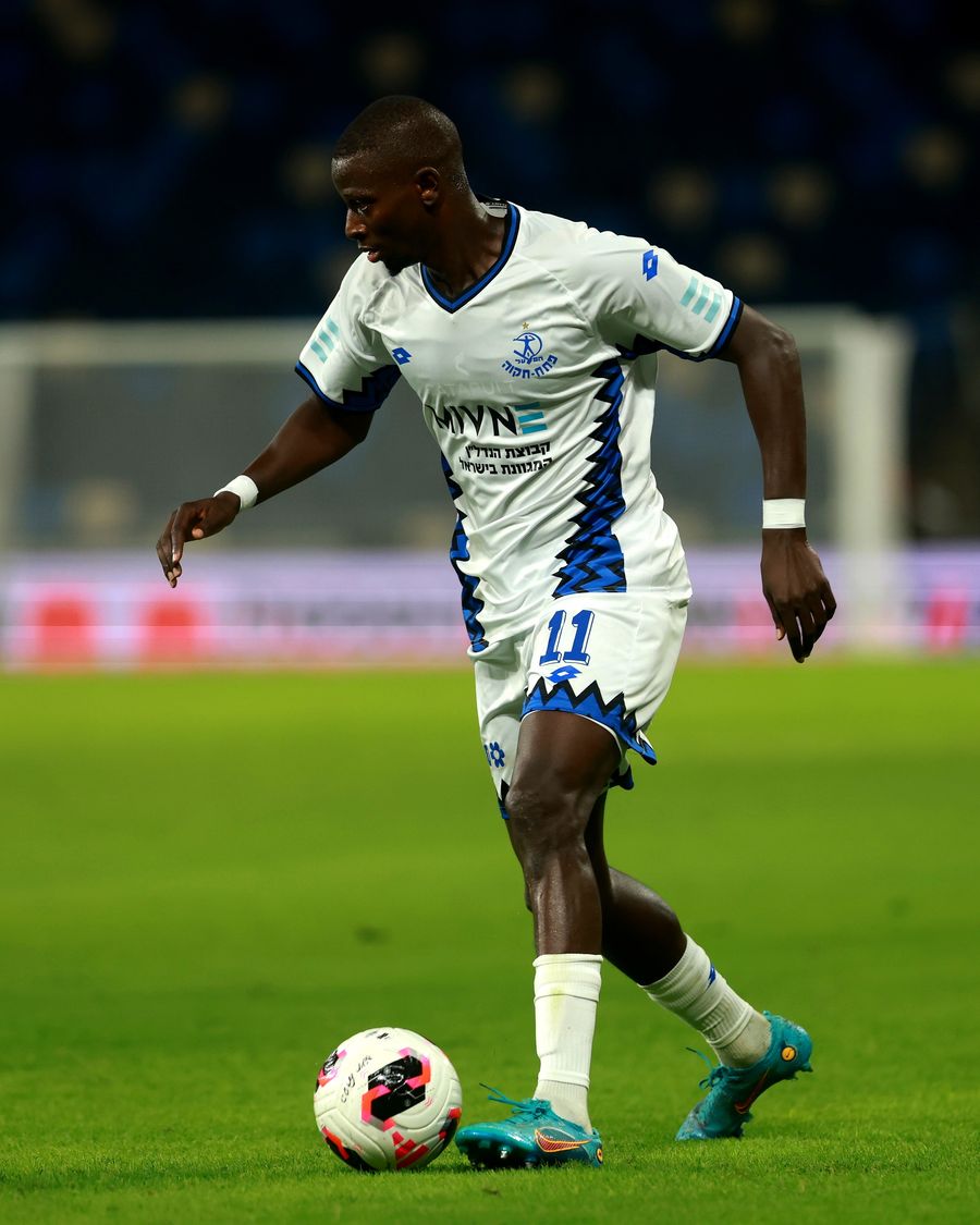 Hamidou Keyta (#11, Hapoel Petah Tikva) controls the ball with his right foot