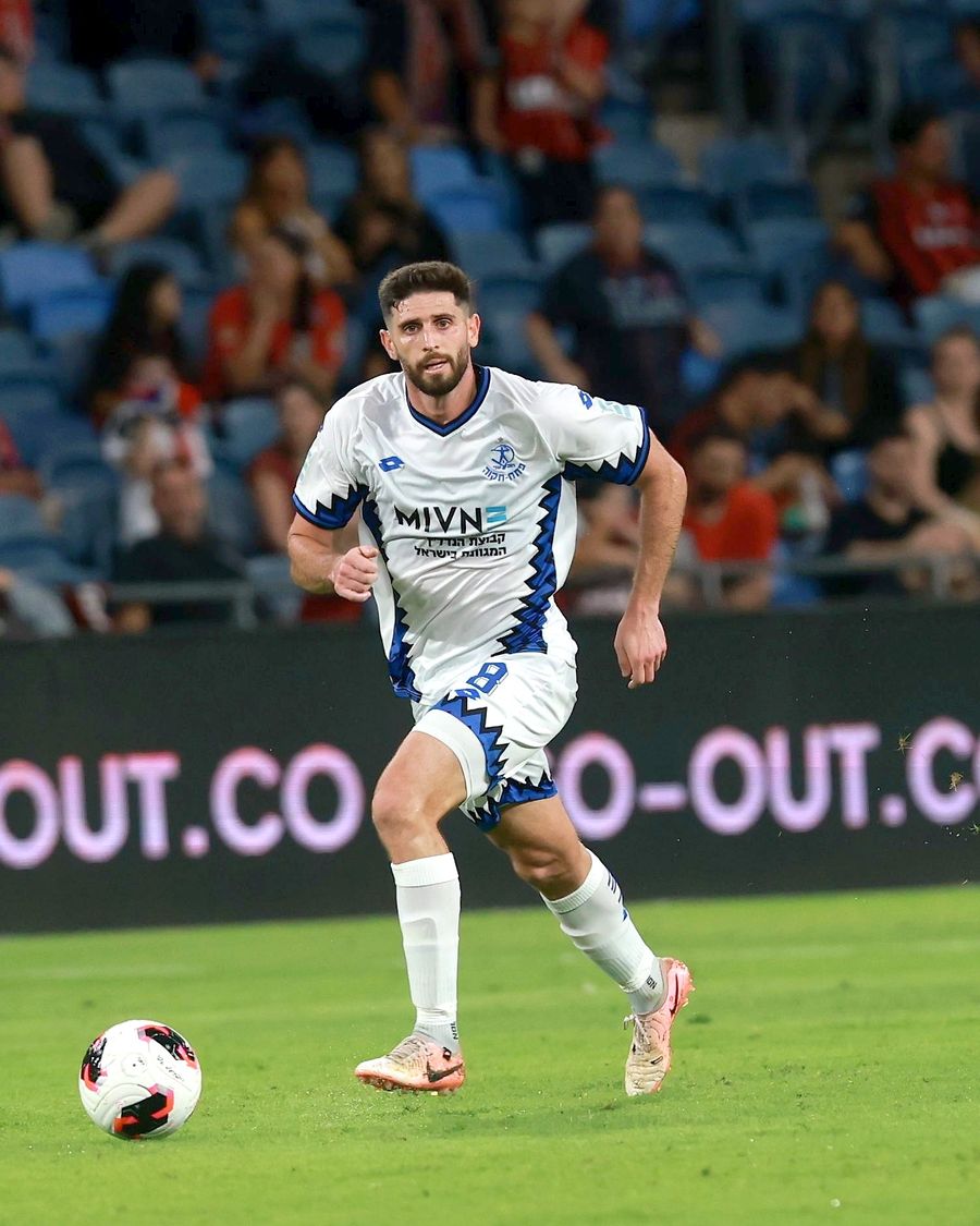 Tomer Altman (Hapoel Petah Tikva) runs with the ball