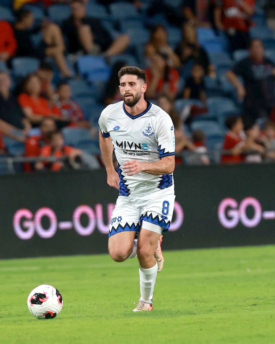 Tomer Altman (Hapoel Petah Tikva) runs with the ball