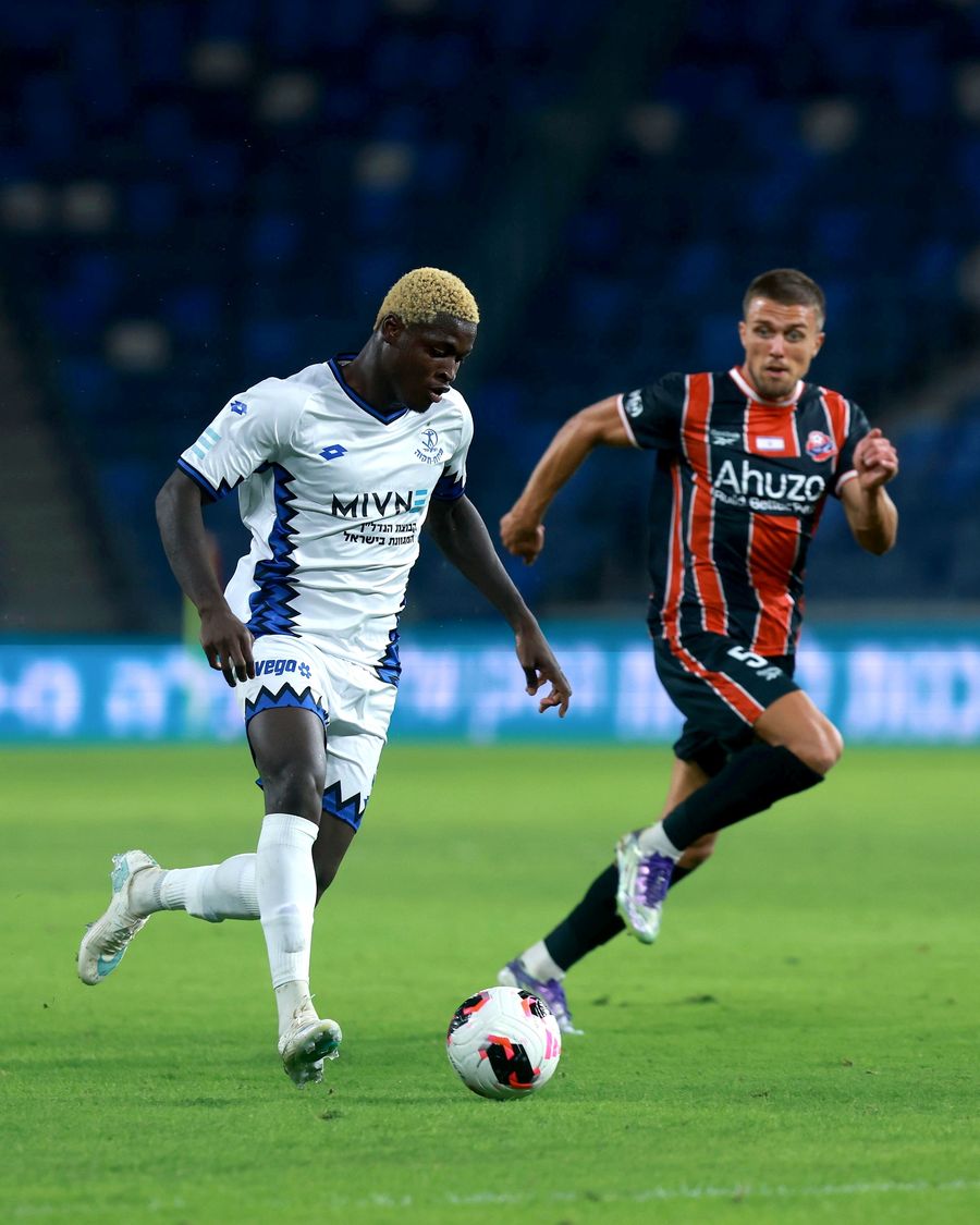 Yves Erick Bile (Hapoel Petah Tikva) dribbles the ball past Ivan Kričak (Hapoel Haifa)